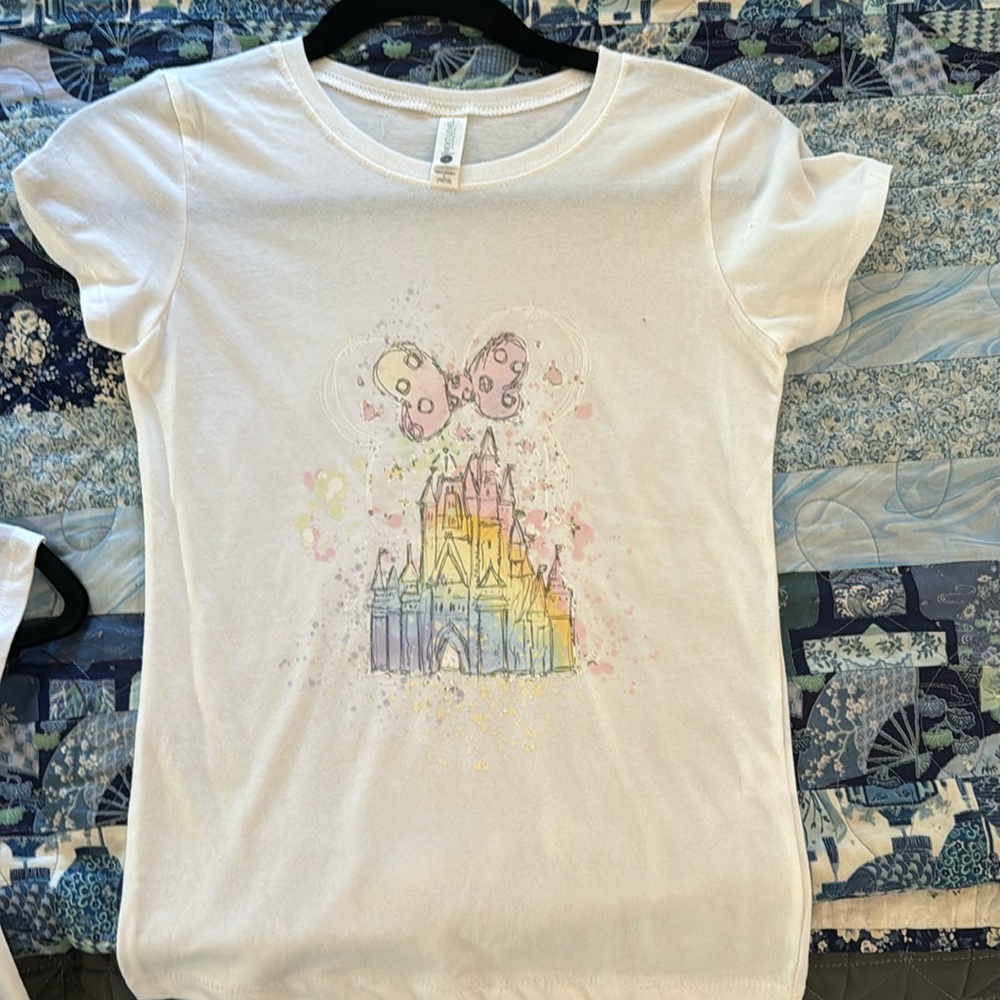 ❤️ Girls size 10/12 L t shirt Disney design